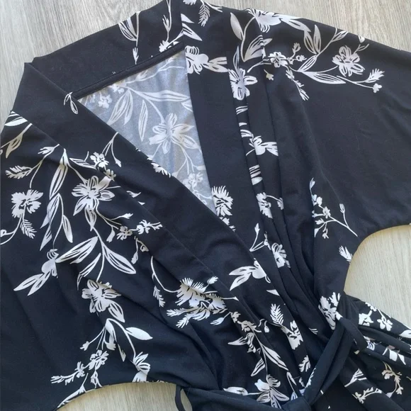 Black & White Floral Robe | Medium - Picture 9 of 16